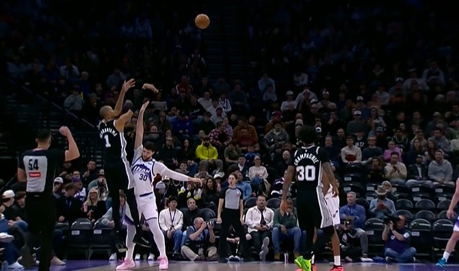 这球是普通犯规！努尔基奇扑防不及 文班亚马拔起三分还有加罚